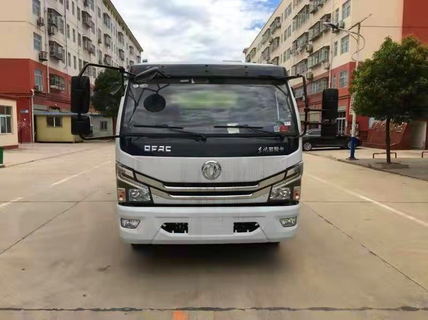 東風(fēng)小多利卡掃路車 城市潔凈的守護者